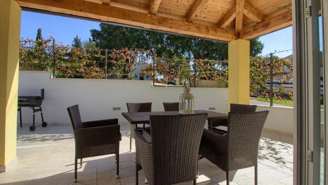 Beautiful Villa Mugeba I With Pool In Porec Near The Aquapark